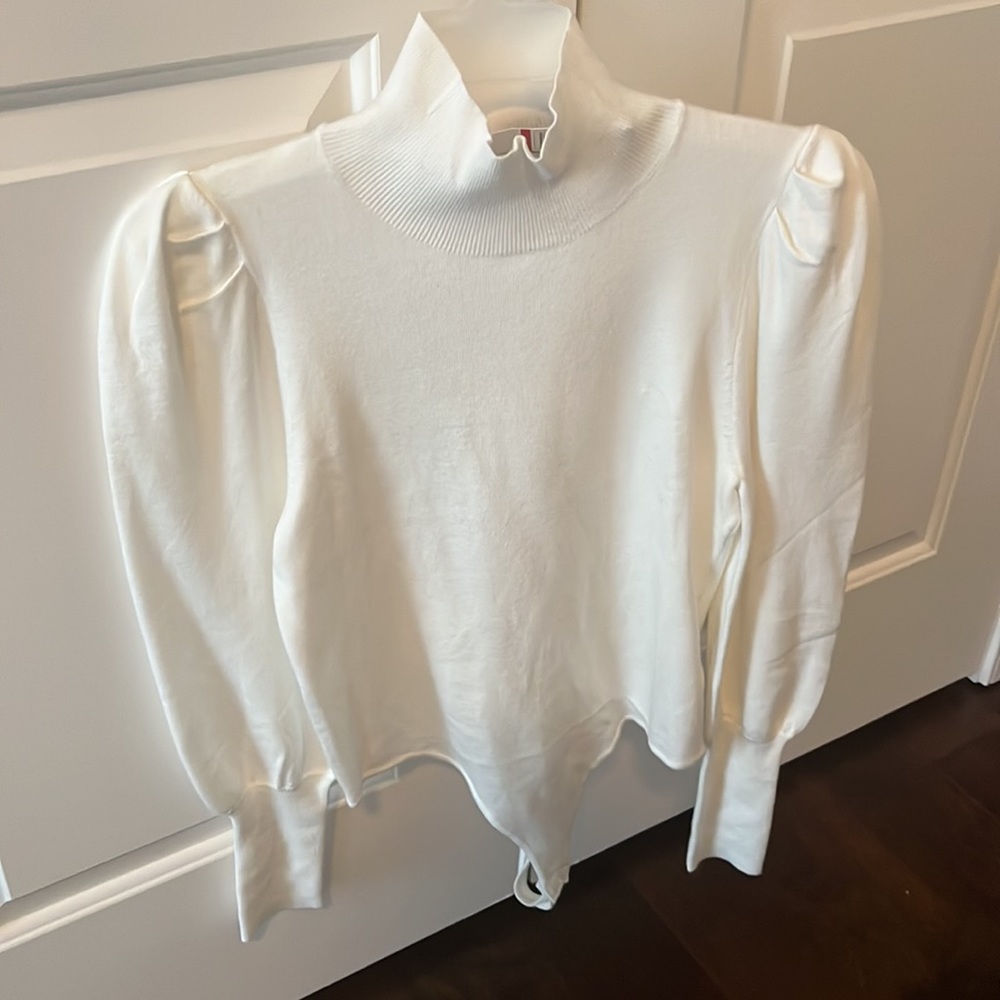 Sofia Vergara white body suit with puff sleeves